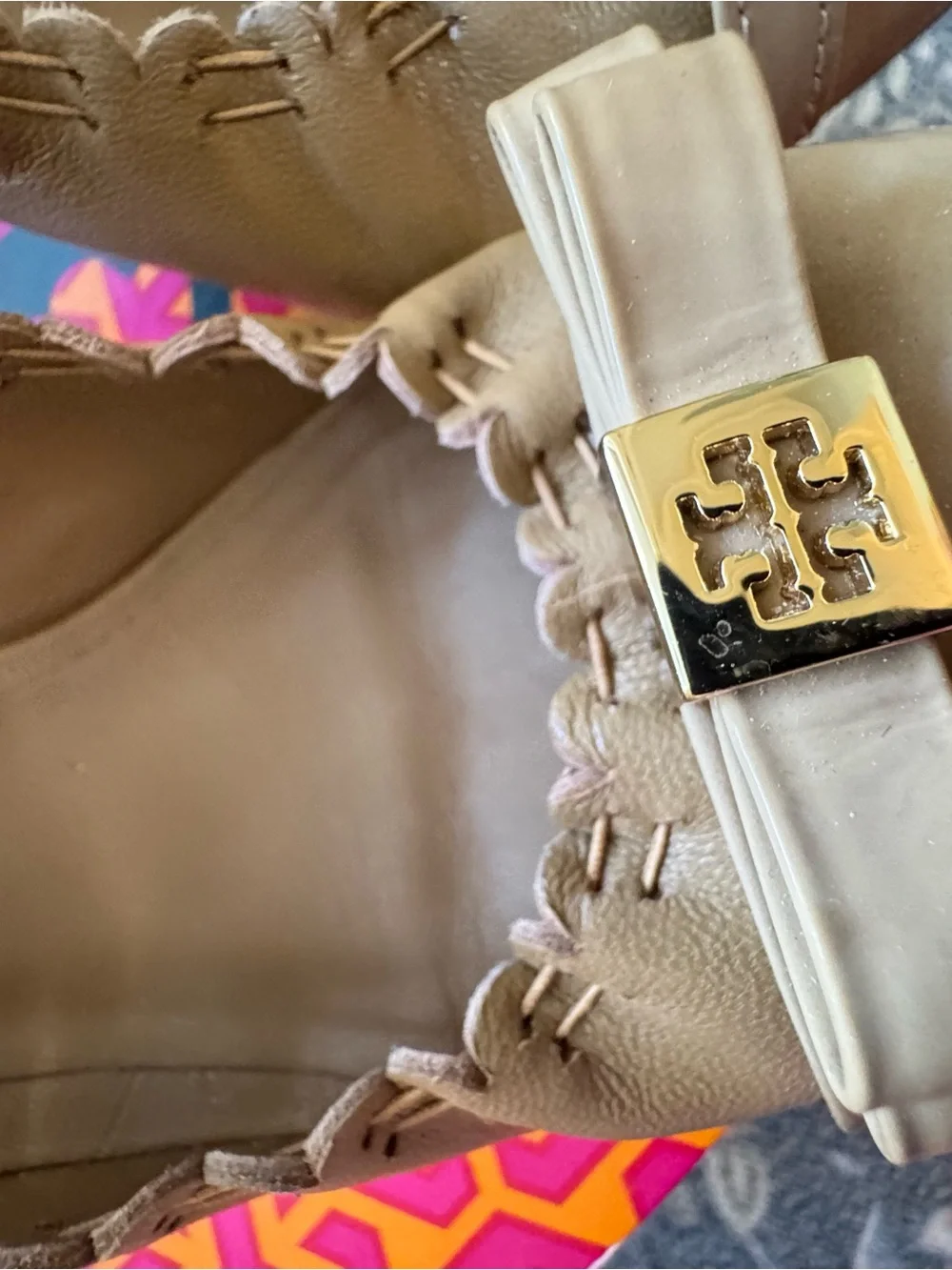 Tory Burch Romy Size 7 Tan Leather Round-Toe Heels with Bow and Logo Plaque